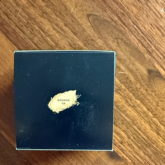 Fenty Beauty Set It Down Blurring Setting Powder - banana 04 - new! - Picture 2 of 2
